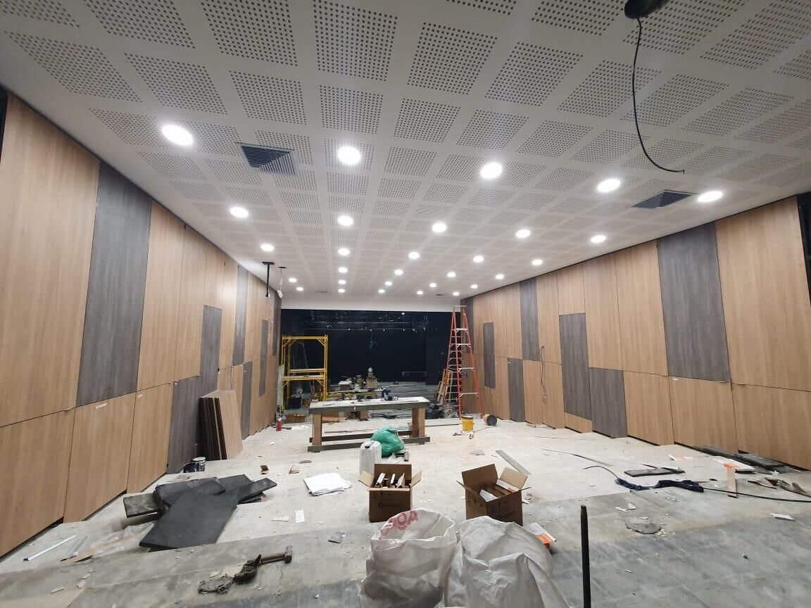 Estudio 1 RTVC · Paneles acústicos en instalación