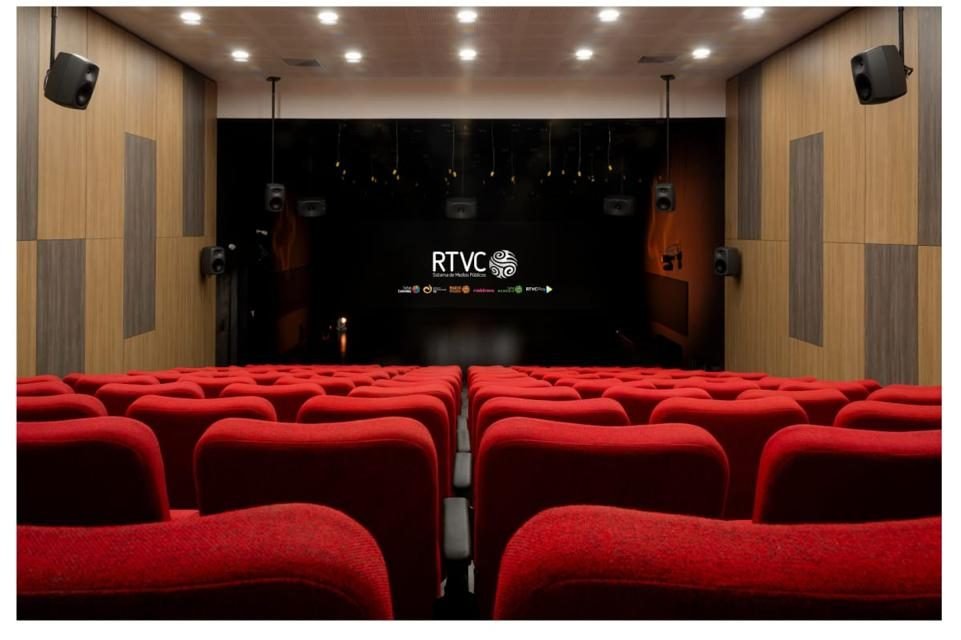 Estudio 1 de RTVC terminado, con silletería roja y paneles acústicos