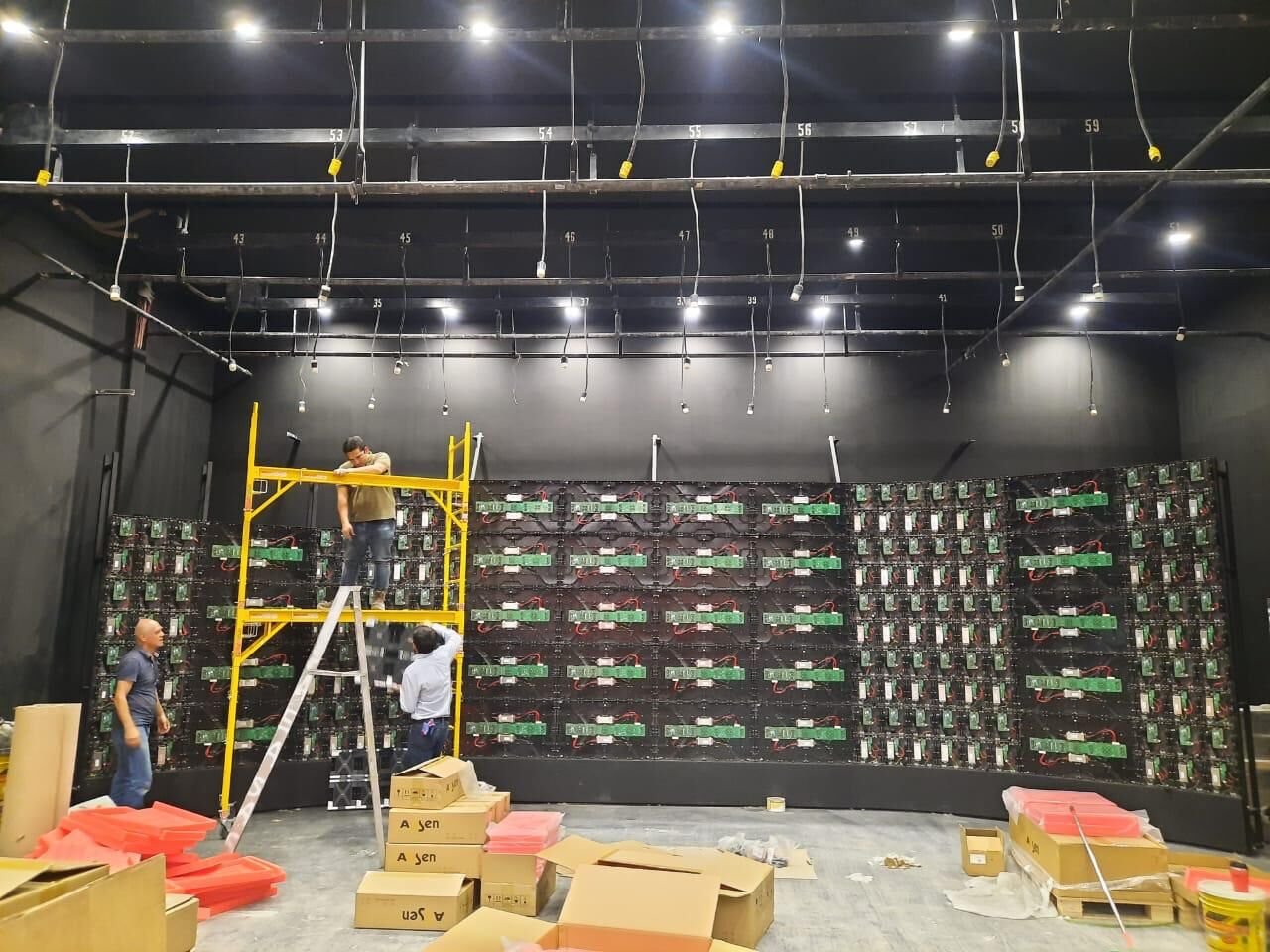 Estudio 1 RTVC · Montaje de pantalla LED