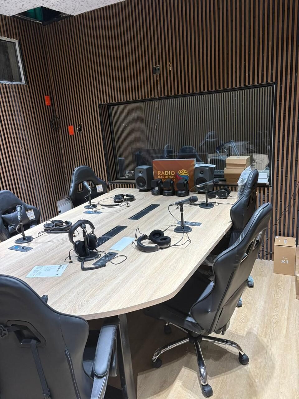 Cabina de radio de RTVC en Leticia con mobiliario técnico y microfonía